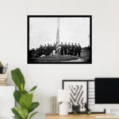 ジョージタウン1865近くの旗を下げる将校 ポスター (ホームオフィス)