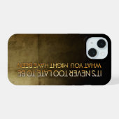 ジョージ感動的エリオット引用文「決して遅すぎない」 iPhone 15ケース (裏面横)
