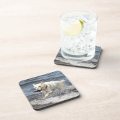 ジョージ湖に白いドイツのシェパード コースター (右側)