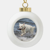 ジョージ湖に白いドイツのシェパード セラミックボールオーナメント (正面)