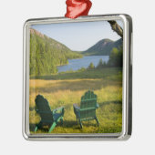 ジョーダンの芝生の上のアディロンダックの椅子 メタルオーナメント (左)