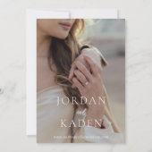 ジョーダンライトブラウンスクリプトモノグラムエレガントな結婚式 セーブザデート (裏面)