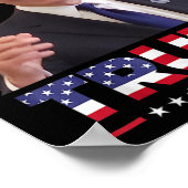 ジョーバイデン氏トランプハットを着て1 ポスター (角)