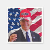 ジョーバイデン氏トランプ帽をかぶった スタンダードカクテルナプキン (正面)