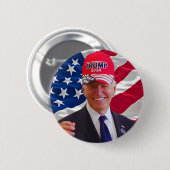 ジョーバイデン氏トランプ帽をかぶった 缶バッジ (正面&裏面)