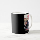 ジョーバイデン氏2024年トランプハット選挙を行おもしろいう コーヒーマグカップ (正面右)