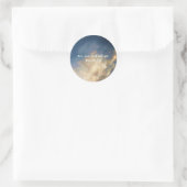 ジョーンオブアーク引用文とブルースカイ雲 ラウンドシール (バッグ)