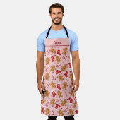 ジンガーブレッドキャンディーケインストッキングピンクのクリスマス エプロン (着用した状態)