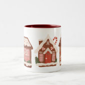 ジンガーブレッドハウスクリスマスホリデートレンディーおもしろい ツートーンマグカップ (中央)