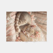 ジンジャーキッテン眠る（みすぼらしいシック） フリースブランケット (正面(横))