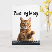 ジンジャータビーの猫がポーズをとって伝えるカード カード (黄色い花)