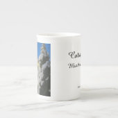 ジンジャーブレッドと冬の雪 – マーサのブドウ園 ボーンチャイナマグカップ (正面)