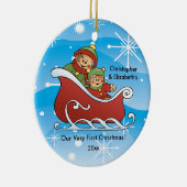 ジンジャーブレッドはベビーの初めてのクリスマスのオーナメントを結び付けます セラミックオーナメント (右)