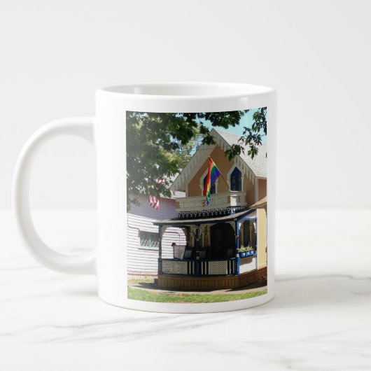 ジンジャーブレッドコテージとプライド- Martha's Vineヤード ジャンボコーヒーマグカップ (左)