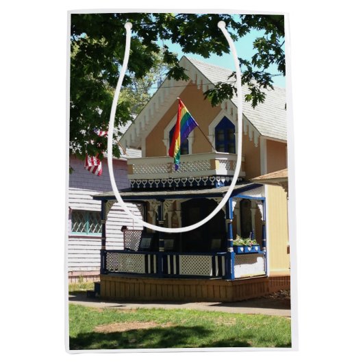 ジンジャーブレッドコテージとプライド- Martha's Vineヤード ミディアムペーパーバッグ (正面)