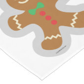 ジンジャーブレッドマンが雪の中で天使を作る ミディアムテーブルランナー (コーナー)