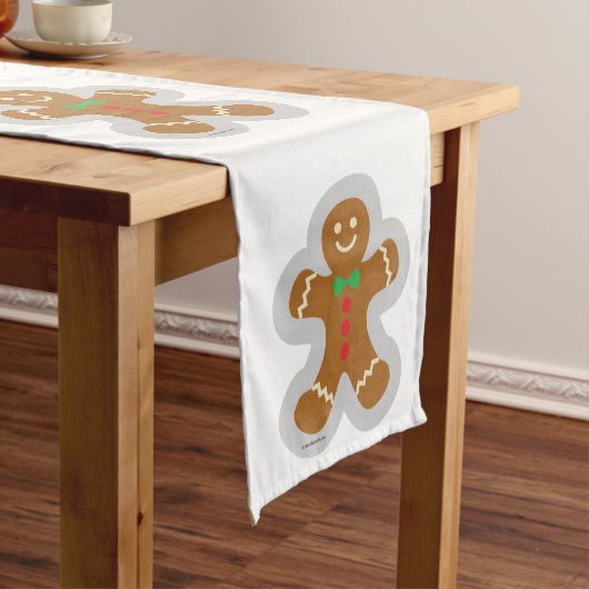 ジンジャーブレッドマンが雪の中で天使を作る ミディアムテーブルランナー (インサイチュ)