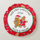 ジンジャーブレッドマンと一緒に過ごす私たちの初めてのクリスマス ラウンドクッション (正面)