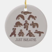 ジンジャーブレッドヨガジャストハッピーホリデーを呼吸 セラミックオーナメント (裏面)