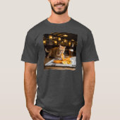 ジンジャー猫が魚を盗む！ Tシャツ (正面)