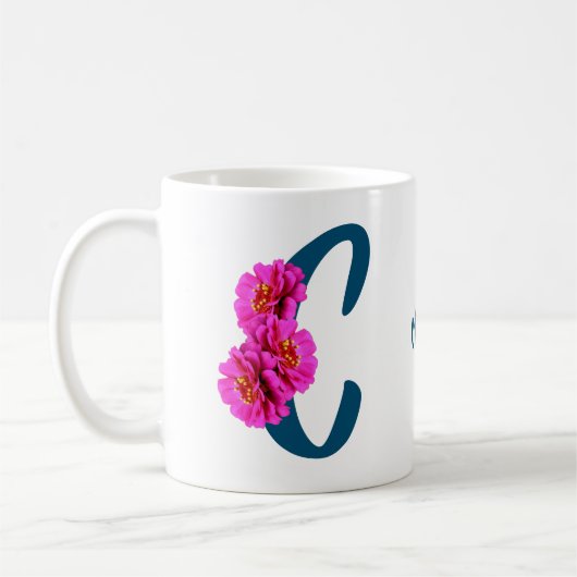 ジンニアの花のイニシャルC - 名前入りギフト コーヒーマグカップ (左)