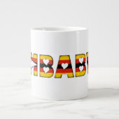 ジンバブエ国旗の色タイポグラフィパターンハート ジャンボコーヒーマグカップ (正面)