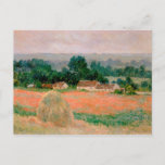 ジヴェルニーでのハイスタック – Claude Monet - 1886 ポストカード<br><div class="desc">クロード・モネの「Haystack at Giverny」というタイトルの素晴らしアート作品の複製で、あなたのスタイルと洗練を見せる。農家を背景にした畑に干し草の山が見える風景。1886絵を描年頃。</div>