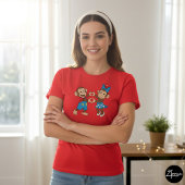 ジーナとミモが手でハートを作る Tシャツ