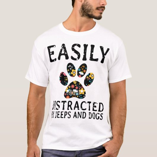 ジープおよび犬のTシャツによってearily混乱させて Tシャツ (正面)