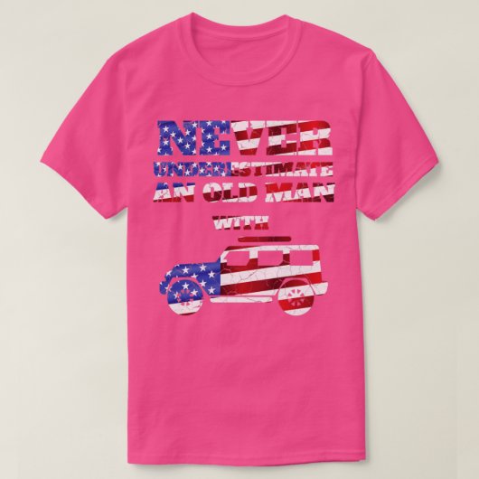 ジープ1を持つ老人を過小評価してはいけない Tシャツ (デザイン正面)