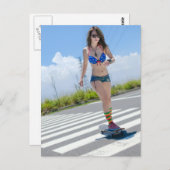 ジーンショーツ&ビキニのトップスケーターの女の子の写真 ポストカード (正面/裏面)