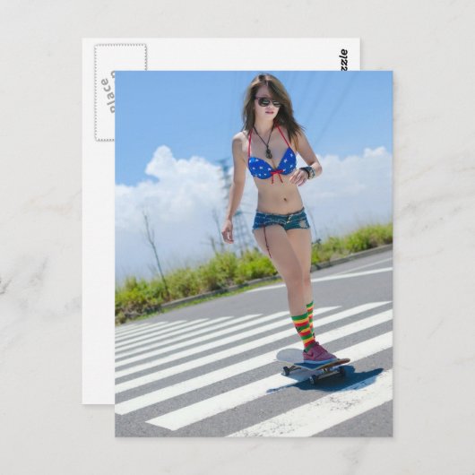 ジーンショーツ&ビキニのトップスケーターの女の子の写真 ポストカード (正面/裏面)