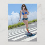 ジーンショーツ&ビキニのトップスケーターの女の子の写真 ポストカード (正面)