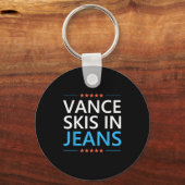ジーンズでスキーするVance 楽しいスキー JD Vance スキー名言 キーホルダー (正面)