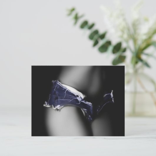 ジーンズのショーツでポーズを取るグラマーの女の子、完璧な体 ポストカード (スタンド正面)