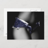 ジーンズのショーツでポーズを取るグラマーの女の子、完璧な体 ポストカード (正面/裏面)