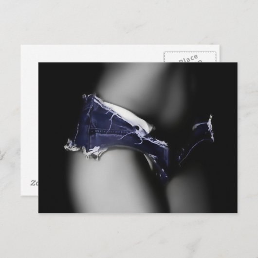 ジーンズのショーツでポーズを取るグラマーの女の子、完璧な体 ポストカード (正面/裏面)