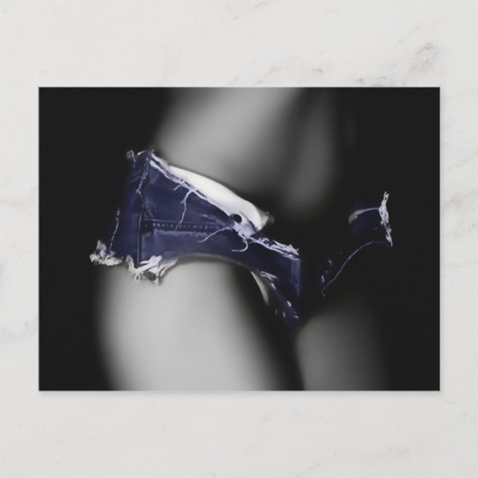 ジーンズのショーツでポーズを取るグラマーの女の子、完璧な体 ポストカード (正面)