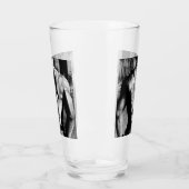 ジーンズのビールに戻るセクシーなシャツのない男性のボディビルダー タンブラーグラス (左)