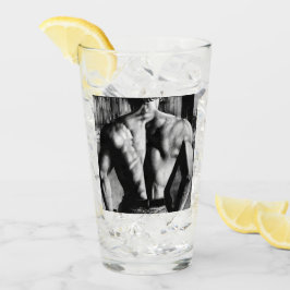 ジーンズのビールに戻るセクシーなシャツのない男性のボディビルダー タンブラーグラス