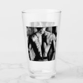 ジーンズのビールに戻るセクシーなシャツのない男性のボディビルダー タンブラーグラス (正面)