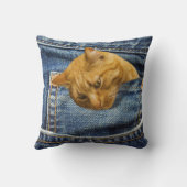 ジーンズのポケットに可愛い猫のイリュージョンおもしろい。 クッション (裏面)