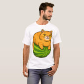 スイカに乗った太った猫の面白いTシャツ Tシャツ (正面フル)