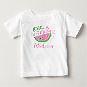 スイカのパーソナライズなピンクの誕生日のワイシャツ ベビーTシャツ