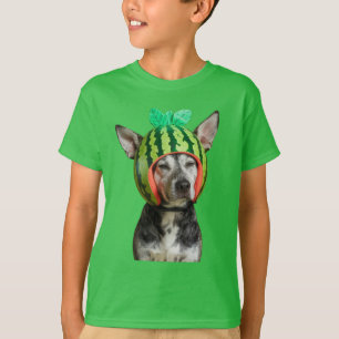 スイカのヘルメット付き冷たい犬 Tシャツ