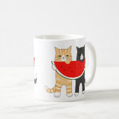 スイカのマグを持つおもしろいな猫のマグの虎猫のタキシード猫 コーヒーマグカップ (正面右)