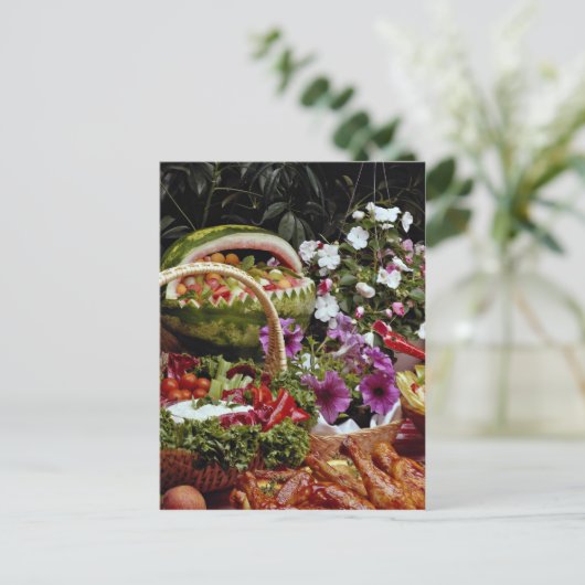 スイカの果実の切り身を花で切る ポストカード (スタンド正面)