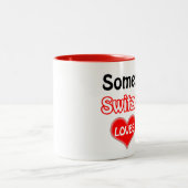 スイスにいる誰かが私を愛している ツートーンマグカップ (中央)