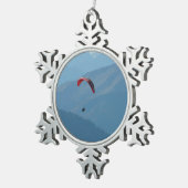 スイスのパラグライダー スノーフレークピューターオーナメント (右)