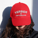 スイスのベルビエ。カスタマイズ可能 刺繍入りキャップ<br><div class="desc">スイスのベルビエ。この赤い帽子はスイスのバービアのファンにとって必需品だ。キャップの主な色は赤鮮やか色で、目立って目を引く。キャップの前面には白いレタリングで「バービエ」という名前の刺繍が施されはっきりした、赤い背景ときれいにコントラストしている。キャップの前後には小さなスイス国旗のパッチがあり、国の伝統を示し、デザインに愛国心のtouchを加えている。あなたはヴェルビエの通りを散策するか、単にこのスイスのリゾートの町に対する愛を示したい素晴らしか、この赤い帽子は完璧なアクセサリーである。そのお洒落デザインと色はっきりしたは、どんなワードローブでも傑出した作品である。この最高の帽子の部分は、あなたのスイスの町やランドマークに文字を変更するお気に入りのことである!marmottlygiftshop@gmail.com連絡で私のデザインを受け取りもしたい場合は、他の製品でこの製品を使用する必要がある。</div>